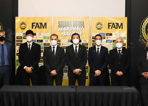 17일 기자회견에 참석한 김판곤(가운데) 말레이시아 대표팀 감독. <말레이시아축구협회 홈페이지 캡처>